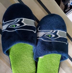 BOYS SEATTLE SEAHAWKS SLIPPERS